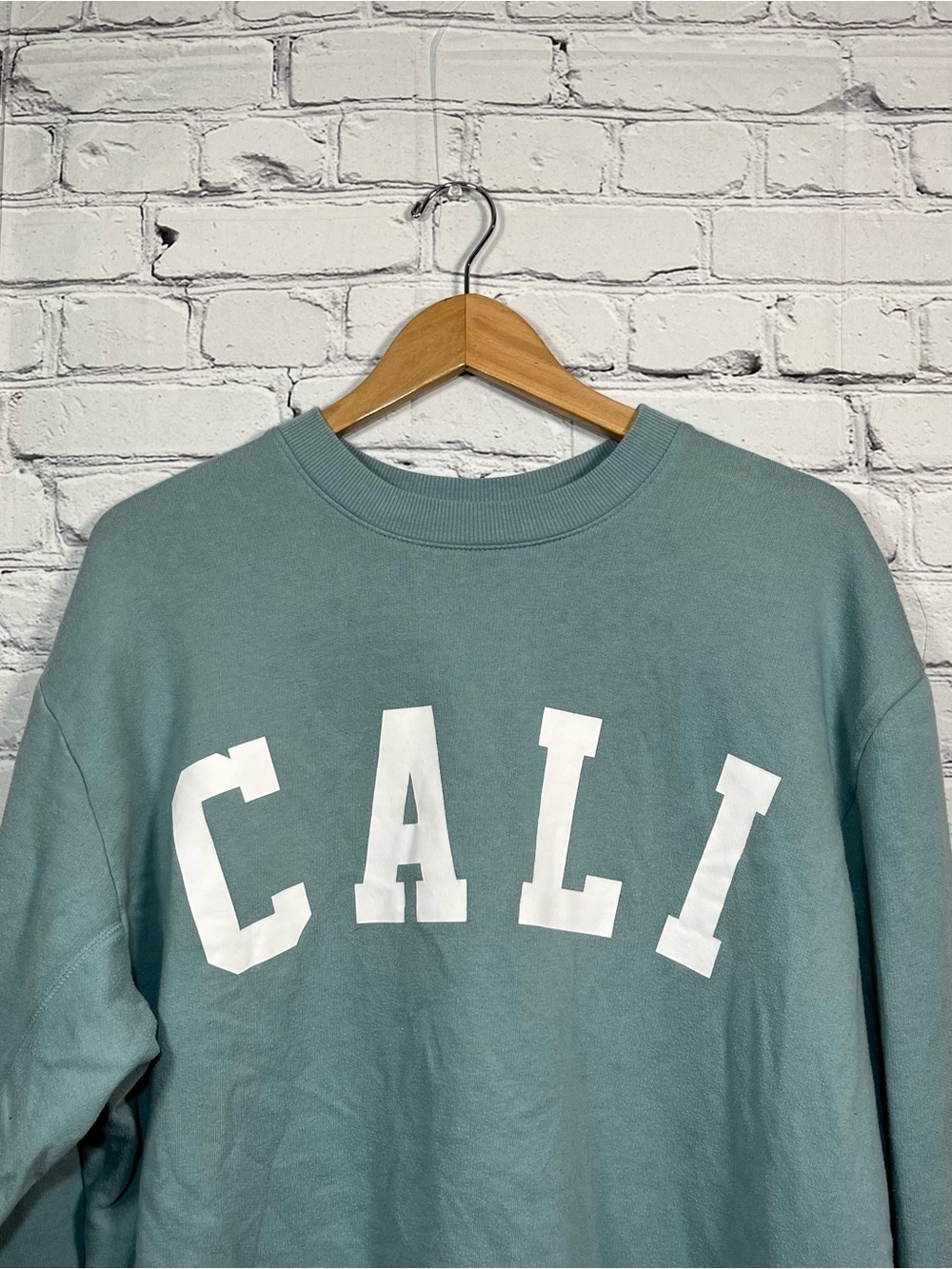 Wild Fable CALI Sweatshirt Womens Medium Blue Cropped Crewneck Boxy Fit Surfer - Picture 2 of 9